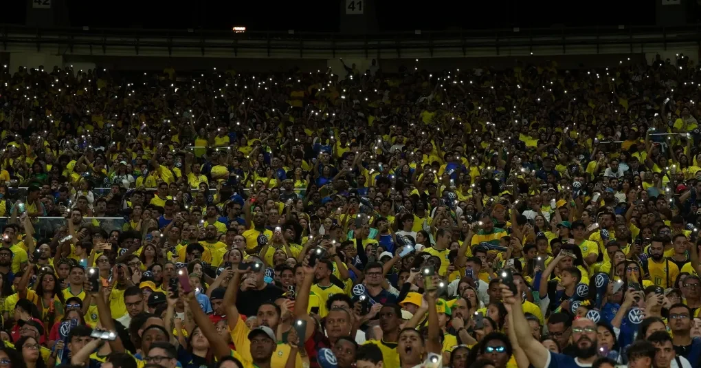 Torcida e iluminação no estádio na abertura da Copa do Mundo