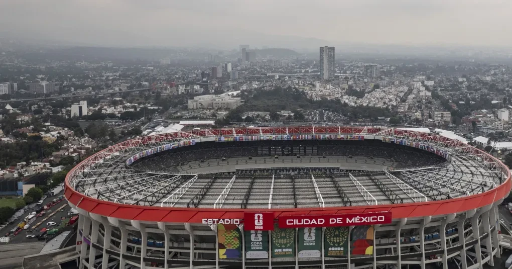 Panorâmica do Estádio Azteca com torcida nas arquibancadas antes da partida
