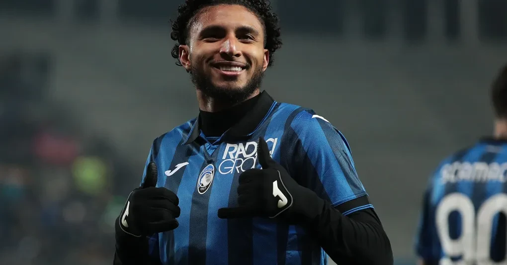 Éderson em campo vestindo a camisa da Atalanta durante partida europeia