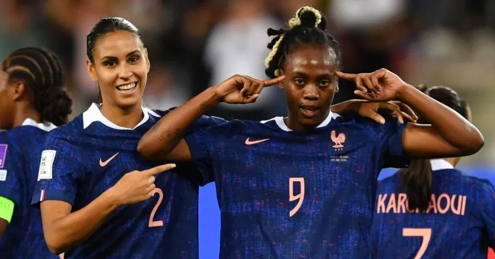 Jogadoras comemorando classificação em campo após vitória decisiva