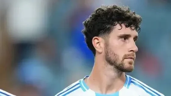 Marcos Senesi em ação com a bola, zagueiro convocado pelo Tottenham
