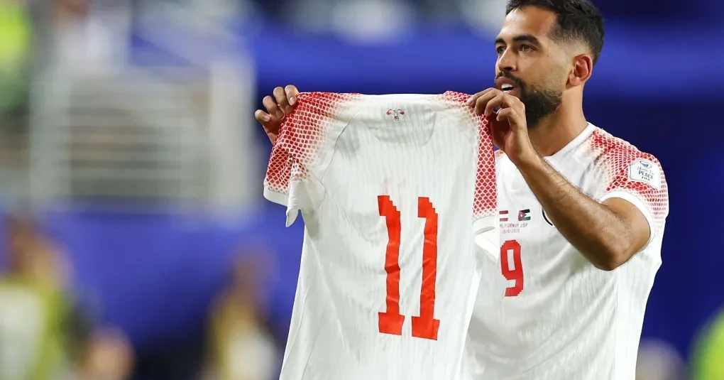 Ali Olwan comemorando com camisa em homenagem a Yazan Al-Naimat após marcar pelo Jordânia