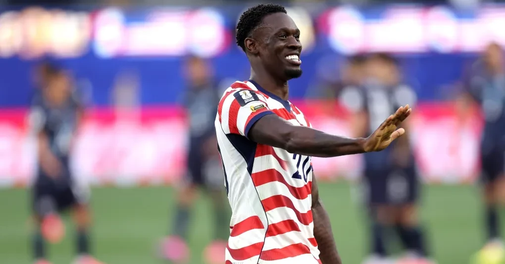 Folarin Balogun comemorando gol com a camisa da seleção dos Estados Unidos em partida da Copa do Mundo