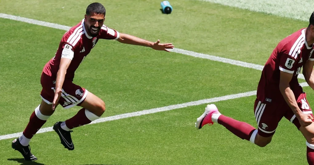 Jogadores do Catar comemorando o empate contra a Suíça no Estádio de São Francisco