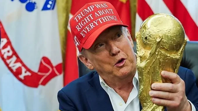 Donald Trump segurando réplica do troféu da Copa do Mundo no Salão Oval