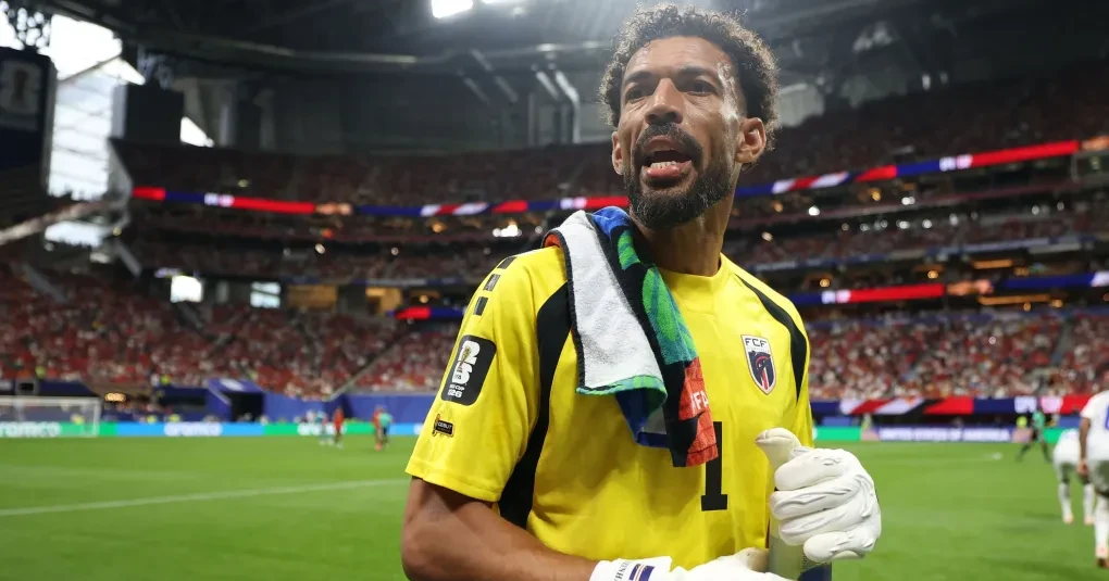Vozinha, goleiro do Chaves, em defesa durante partida com uniforme do clube