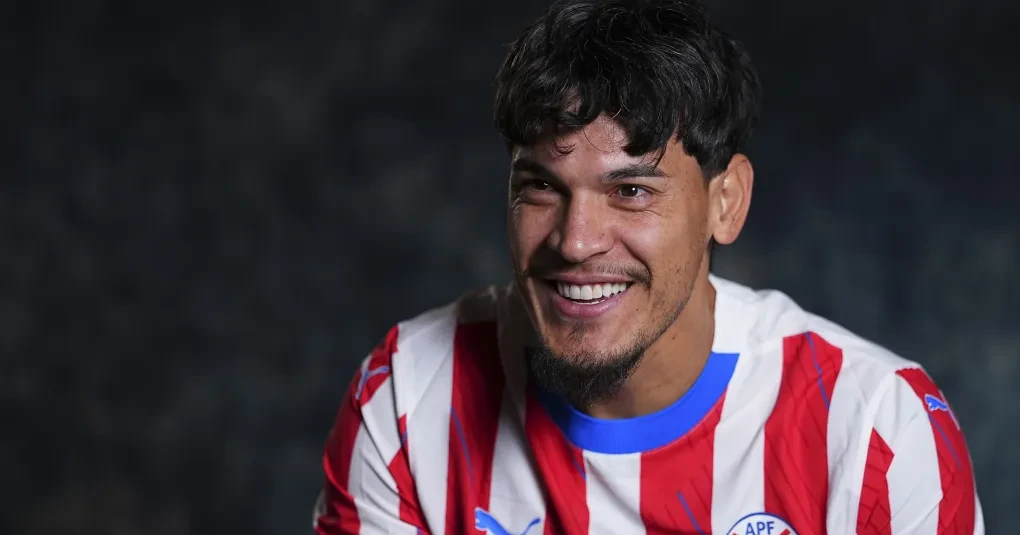 Jogadores da seleção do Paraguai alinhados no aquecimento antes de partida