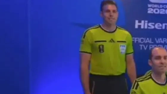 Árbitro Shaun Evans durante apresentação da equipe do VAR antes de Alemanha x Curaçao