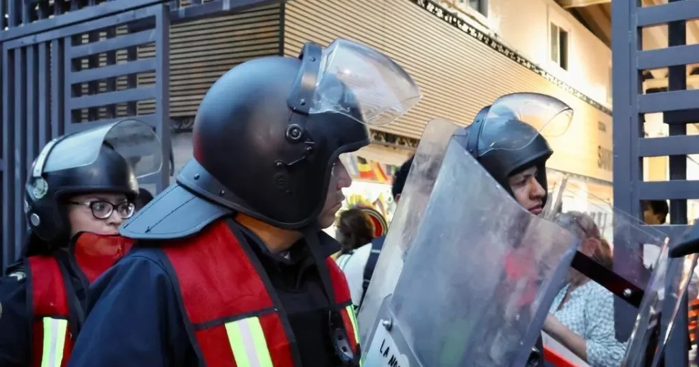 Manifestantes e policiais em confronto nos arredores do Estádio Azteca, Cidade do México