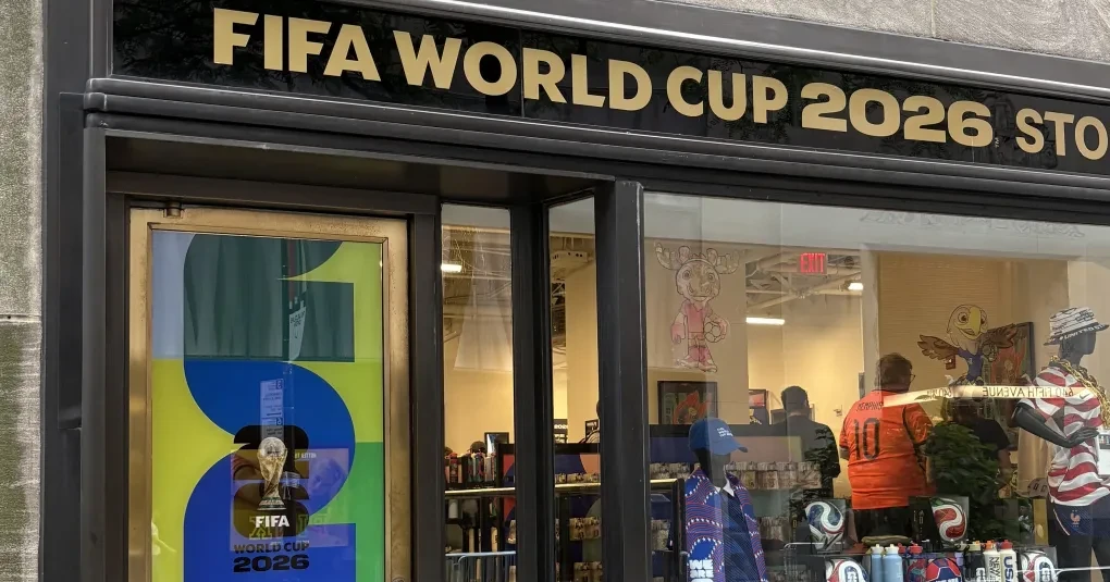 fachada e vitrine da loja oficial da Fifa no Rockefeller Center com produtos da Copa do Mundo