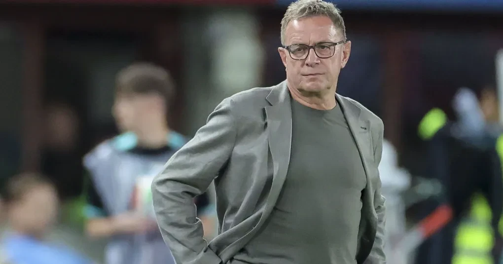 Ralf Rangnick em campo com expressão concentrada durante partida