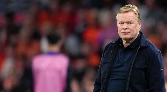 Ronald Koeman falando em coletiva sobre a saúde da esposa