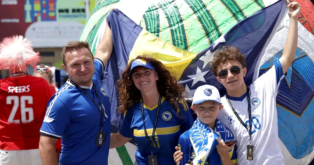 Copa do Mundo: torcedores da Bósnia ocupam ruas de Toronto antes de Bósnia x Canadá