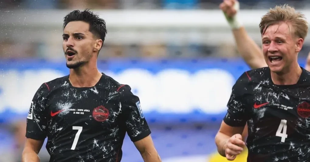 Jogadores em disputa de bola durante partida da Copa do Mundo