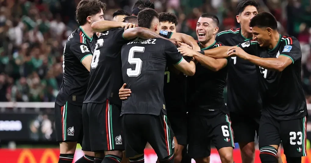 Jogadores e torcedores do México celebrando a classificação em Guadalajara