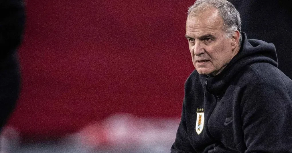 Marcelo Bielsa conversando com jogadores durante treinamento da seleção do Uruguai