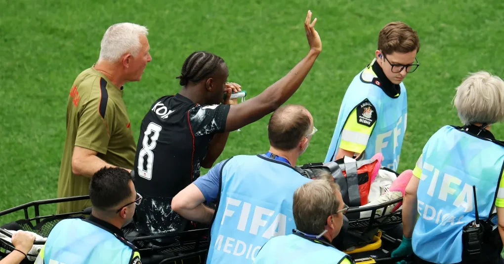 Entrada de Assim Madibo que causou lesão a Ismael Koné durante partida da Copa