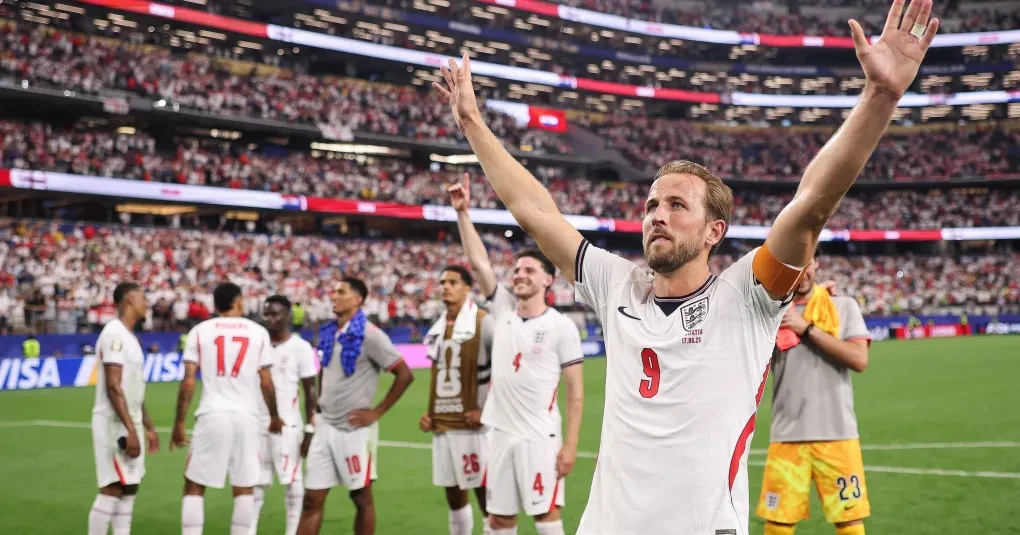 Harry Kane comemorando com a camisa da seleção da Inglaterra no estádio