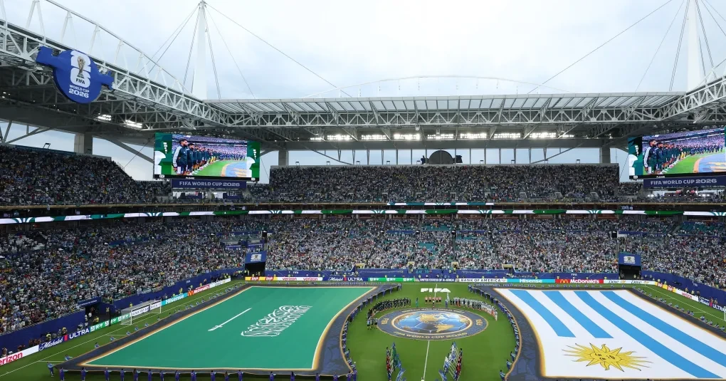Bandeira da Arábia Saudita erguida por voluntário durante cerimônia antes da partida