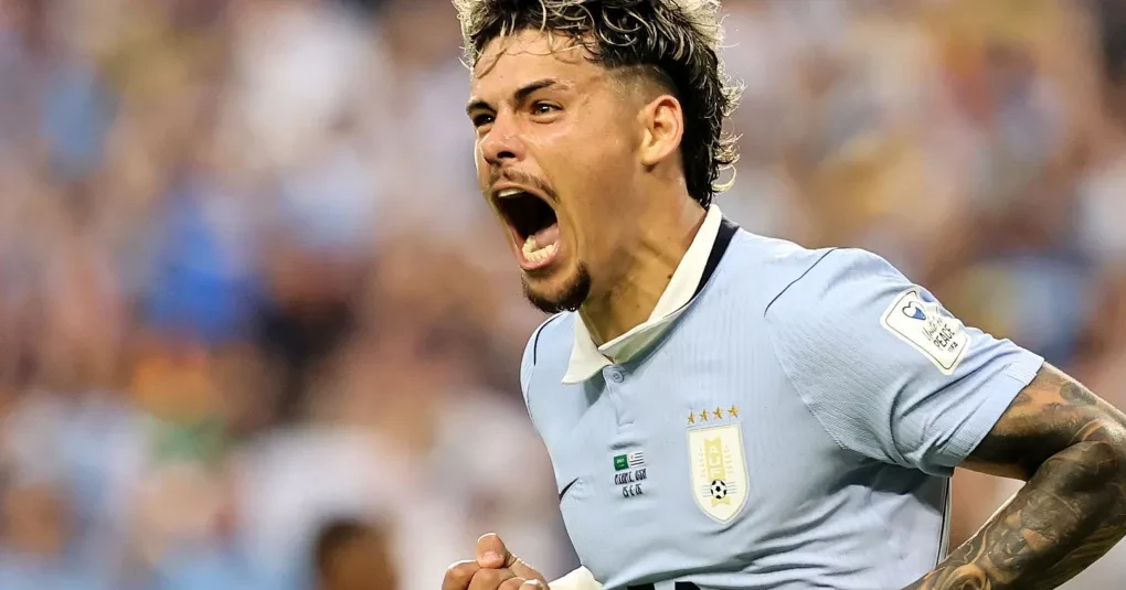 Jogadores do Uruguai comemoram o empate contra a Arábia Saudita no Hard Rock Stadium