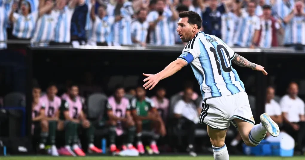 Lionel Messi comemorando gol com a camisa da Argentina no Arrowhead Stadium
