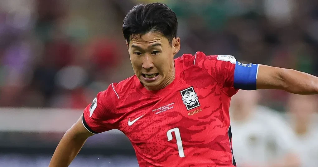 Delegação da Coreia do Sul no gramado de aquecimento antes de jogo, com técnicos e jogadores conversando
