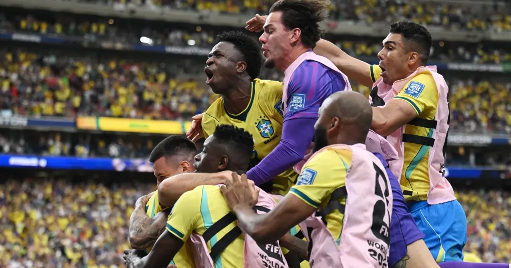 Torcida vibrando com bandeiras e telas durante partida da Copa do Mundo