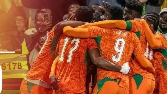 Jogadores da Costa do Marfim comemorando a virada contra a França no Stade de la Beaujoire