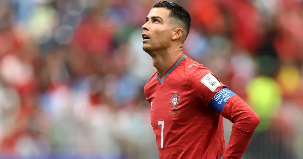 Cristiano Ronaldo no Instagram com texto do story 'Foque no que você pode controlar' e pôster de sua carreira