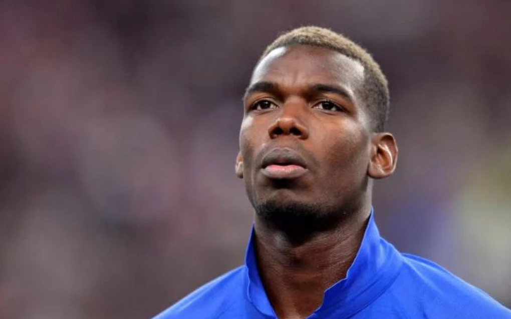 Paul Pogba comemorando com a taça da Copa do Mundo de 2018