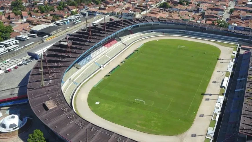 Torcida e jogadores do CRB no Estádio Rei Pelé antes da partida