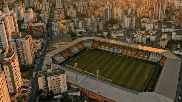 Gramado e arquibancadas do Estádio Heriberto Hülse antes da partida
