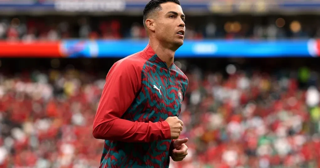 Cristiano Ronaldo com a camisa de Portugal em ação durante partida da seleção