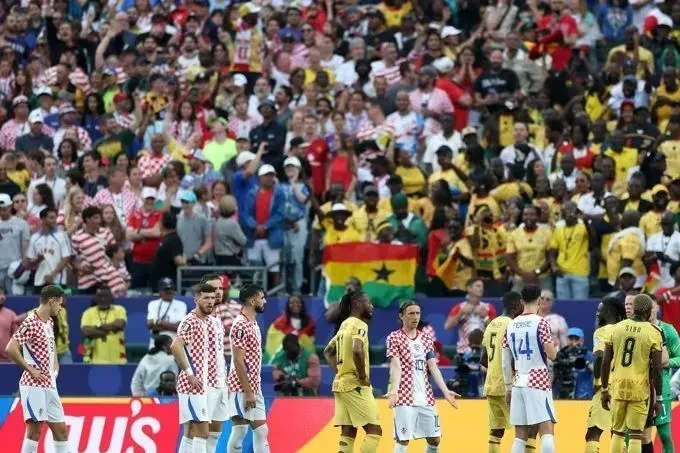 Disputa de bola entre jogadores de Croácia e Gana no Lincoln Financial Field, Filadélfia