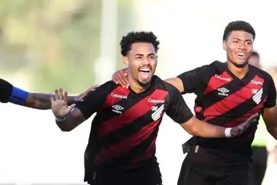 Jogadores do Athletico-PR comemorando gol no CAT do Caju durante partida Sub-20