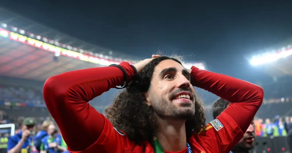 Marc Cucurella durante treino da seleção espanhola, concentrado com bola ao fundo