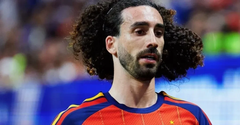 Marc Cucurella em coletiva com microfones, falando após chegada ao clube