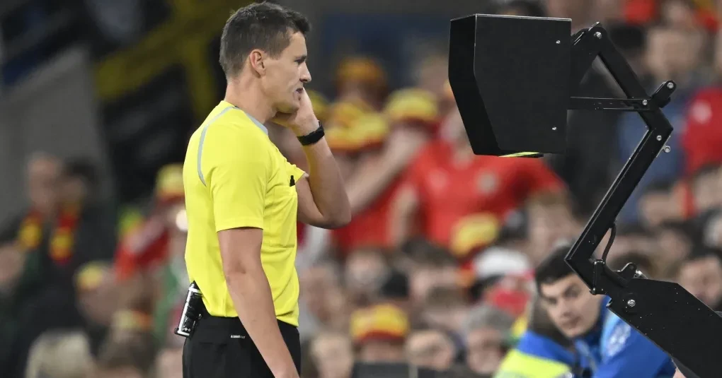 Visão de estádio com público e equipamentos de transmissão e tecnologia