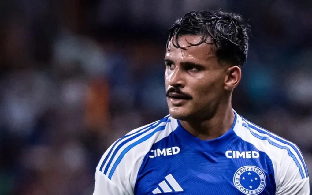 Kaiki Bruno em ação pelo Cruzeiro durante partida de 2026