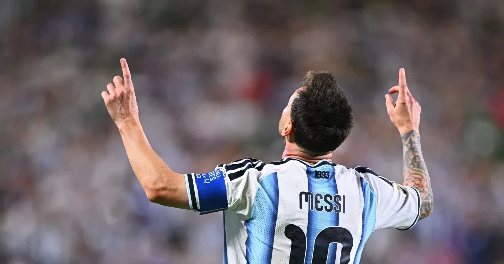 Lionel Messi comemorando gol pela seleção argentina durante jogo da Copa