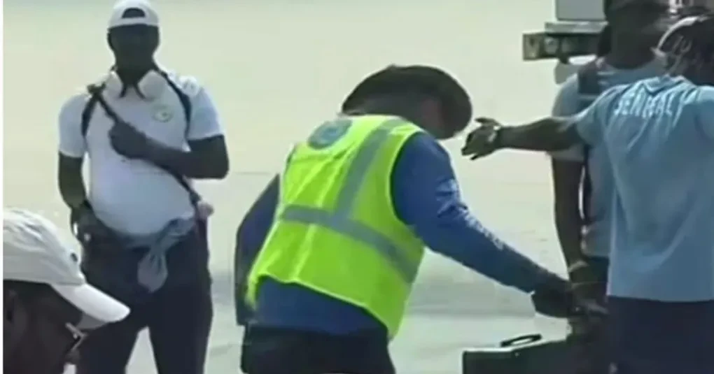 Delegação do Senegal é revistada na pista ao chegar aos Estados Unidos