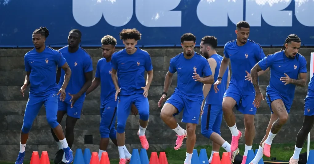 Didier Deschamps em coletiva antes de jogo da França, gesticulando durante entrevista