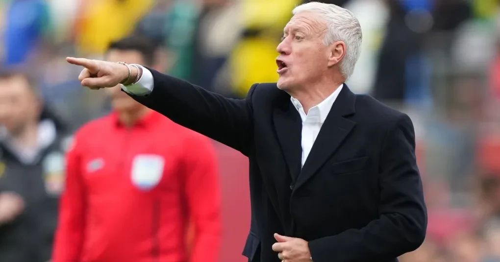 Didier Deschamps à beira do campo durante partida, expressão séria