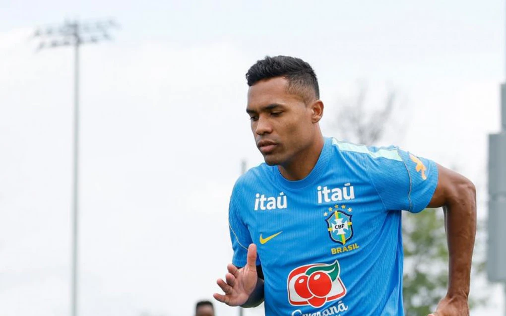 Alex Sandro renova com o Flamengo enquanto disputa a Copa
