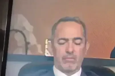 Youri Djorkaeff sentado nas tribunas do Mercedes-Benz Stadium durante a partida