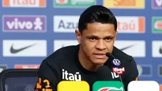 Douglas Santos em campo vestindo a camisa da Seleção Brasileira durante jogo