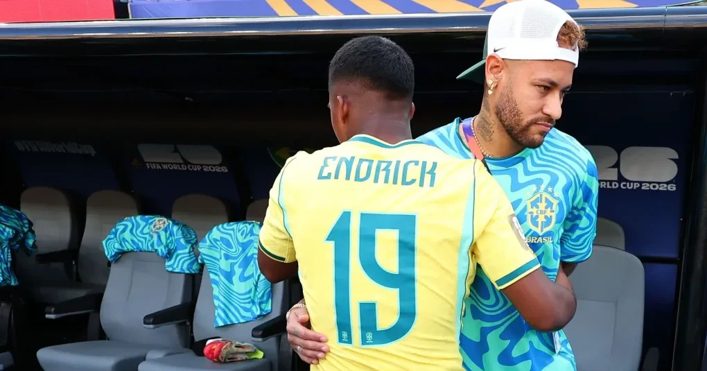 Endrick no banco ao lado de Neymar durante partida da Seleção na Filadélfia