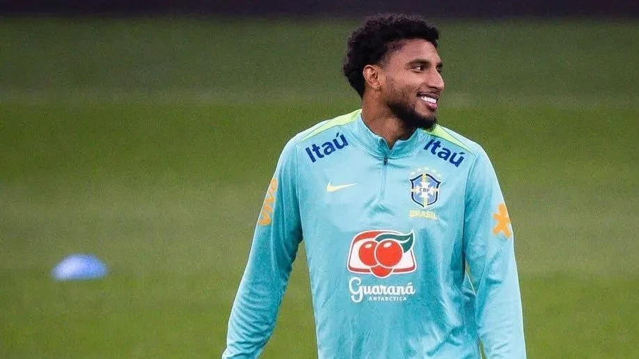 Éderson com a camisa da Atalanta disputando lance pela bola