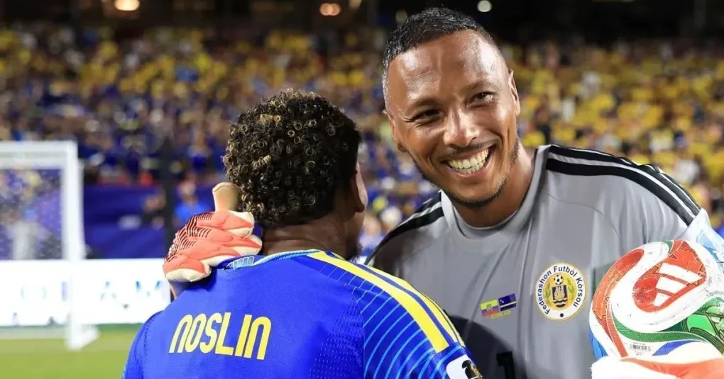 Eloy Room defendendo bola durante partida da Copa do Mundo
