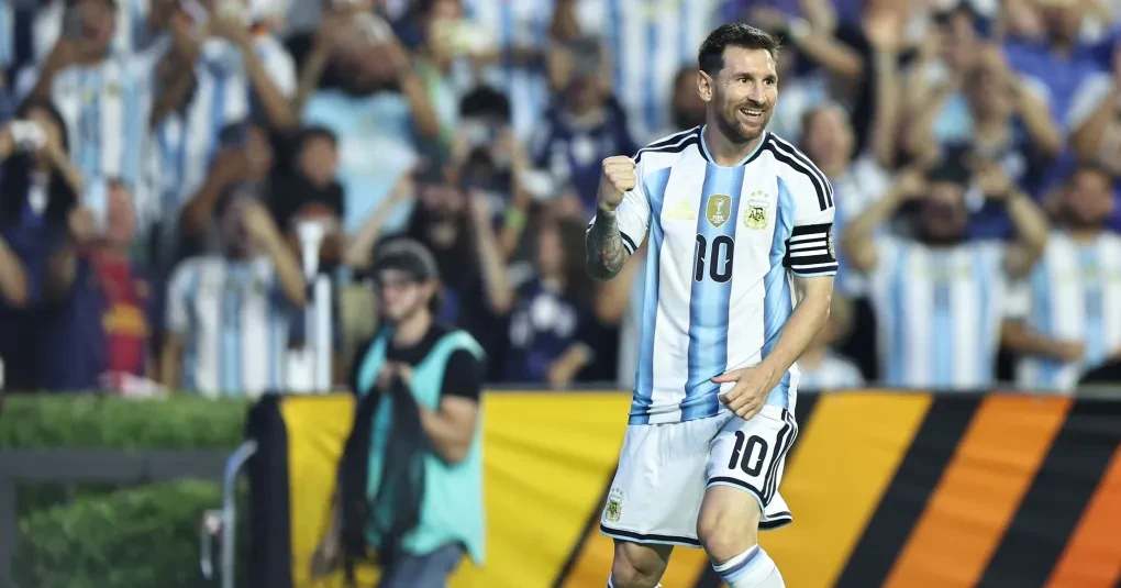 Jogadores argentinos comemorando gol no amistoso contra a Islândia em Auburn
